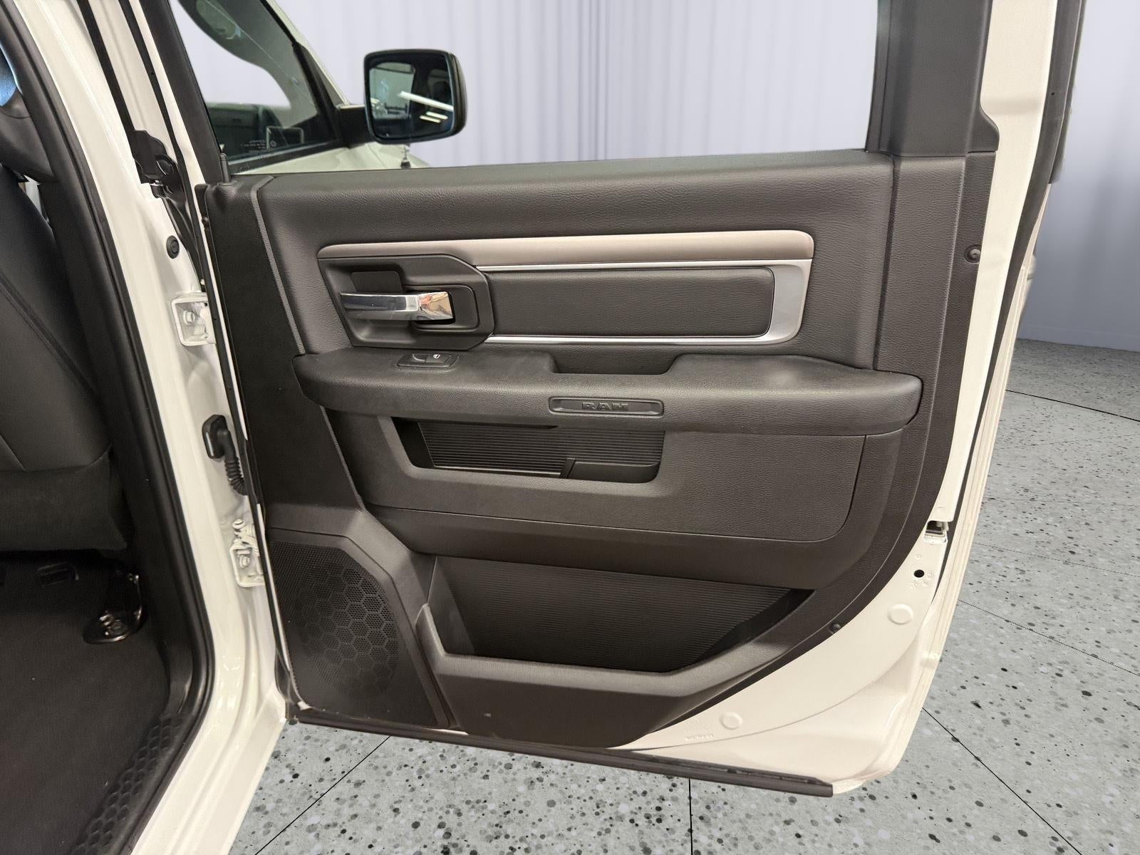 2024 RAM 1500 Classic Warlock Crew Cab 4x2 5'7' Box