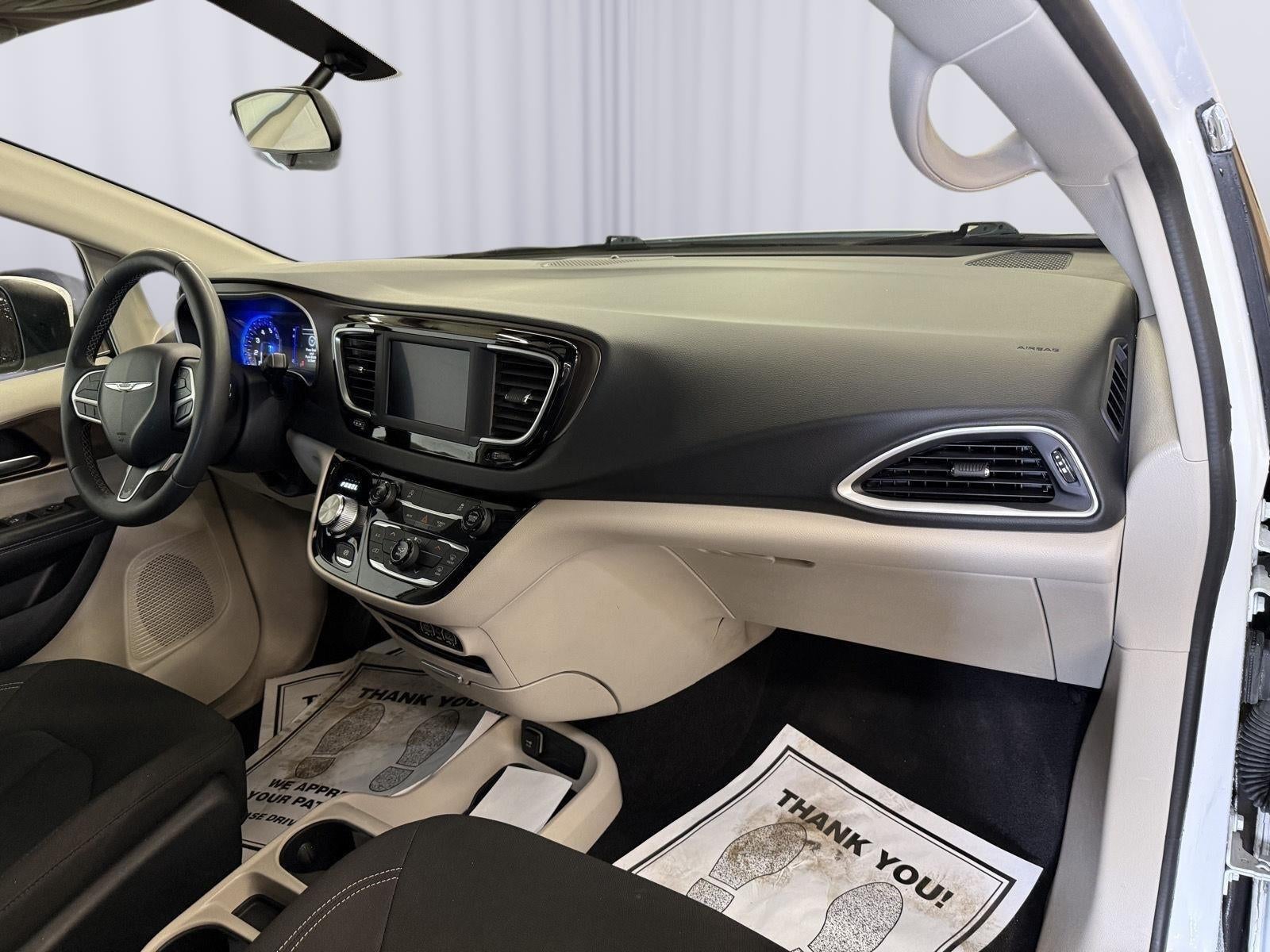 2022 Chrysler Voyager LX