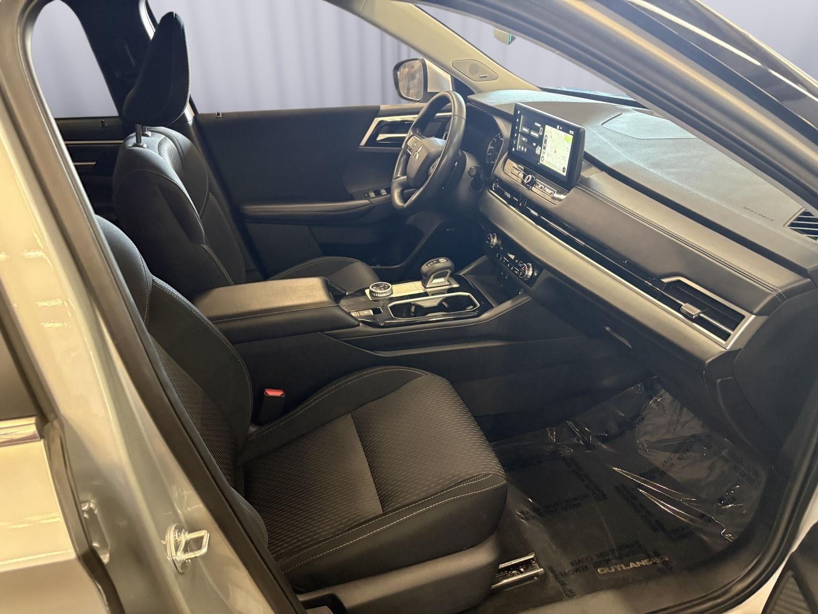 2025 Mitsubishi Outlander ES