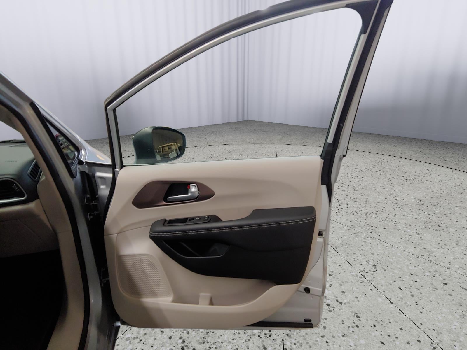 2024 Chrysler Voyager LX