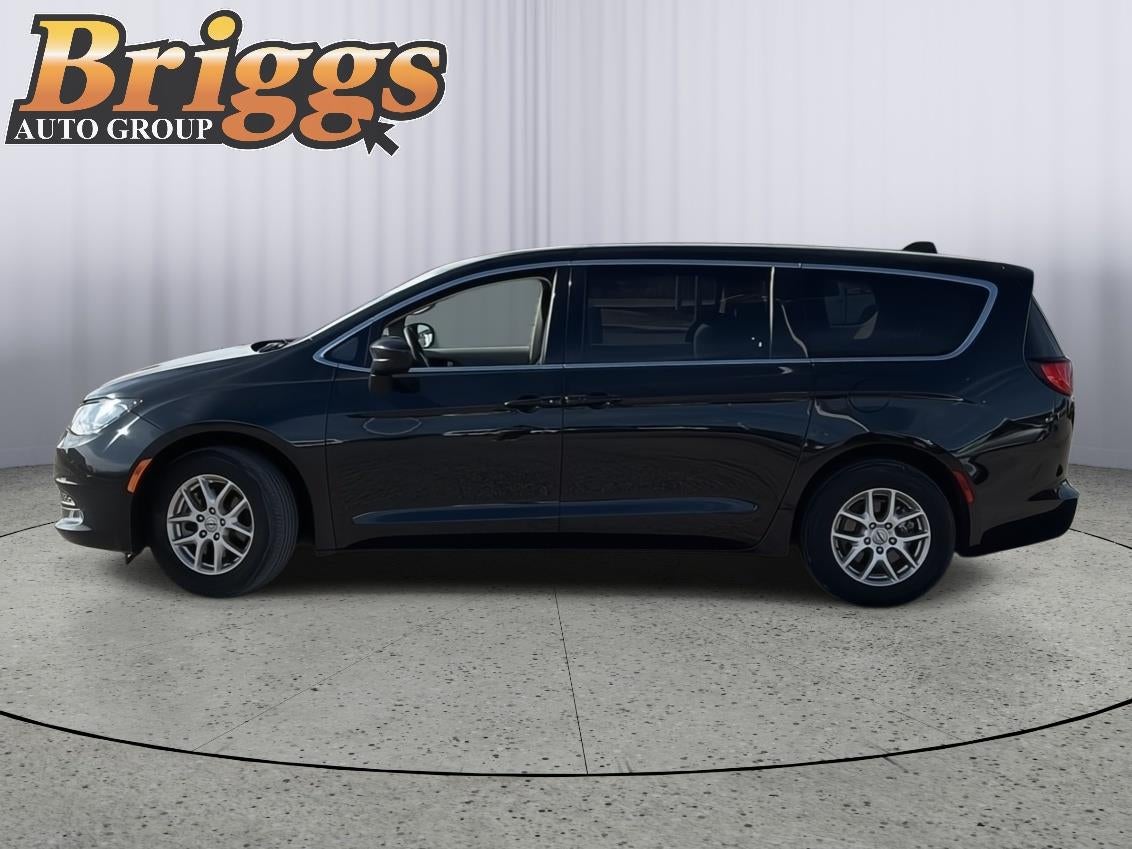 2022 Chrysler Voyager LX