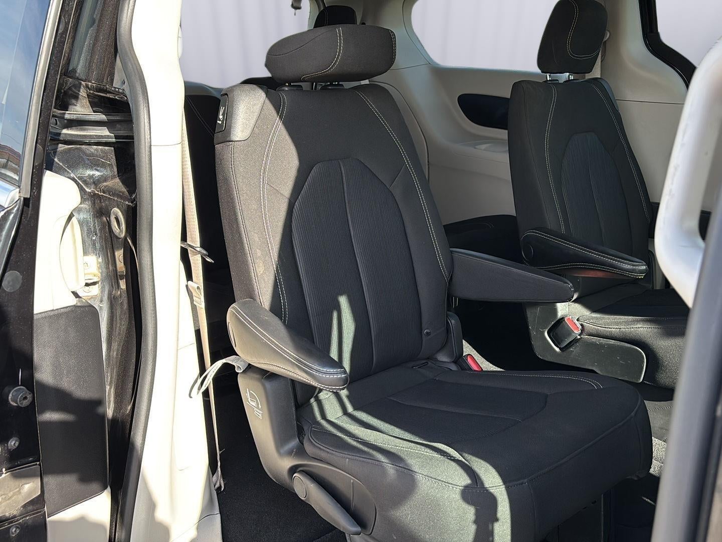 2022 Chrysler Voyager LX