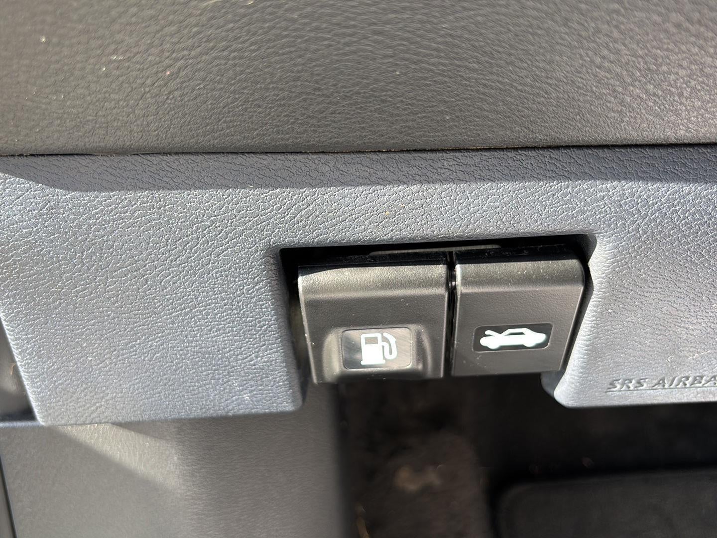 2022 Nissan Kicks SR