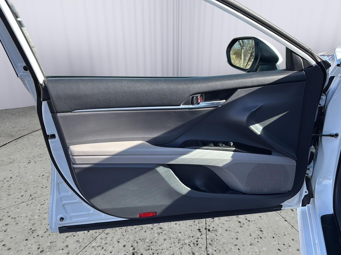 2022 Toyota CAMRY HYBRID LE