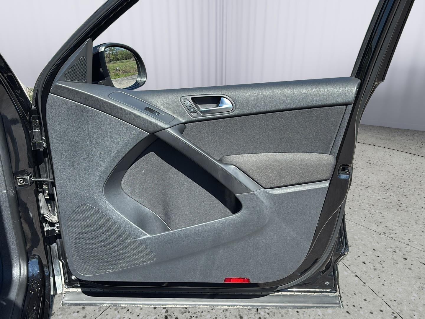 2013 Volkswagen Tiguan S w/Sunroof